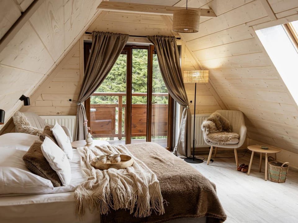 Bed, Photo of the whole room, Seating area, Bedroom, towels