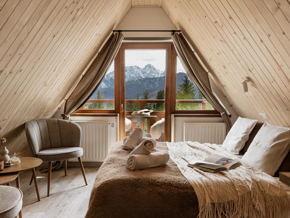 Bed, Natural landscape, Photo of the whole room, Seating area, Bedroom, Mountain view, towels