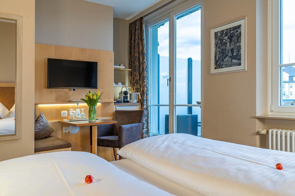 Bed, TV and multimedia, Photo of the whole room, Seating area, Dining area, Bedroom