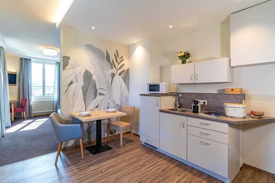 Coffee/tea facilities, Kitchen or kitchenette, Seating area, Dining area, stove, kitchen
