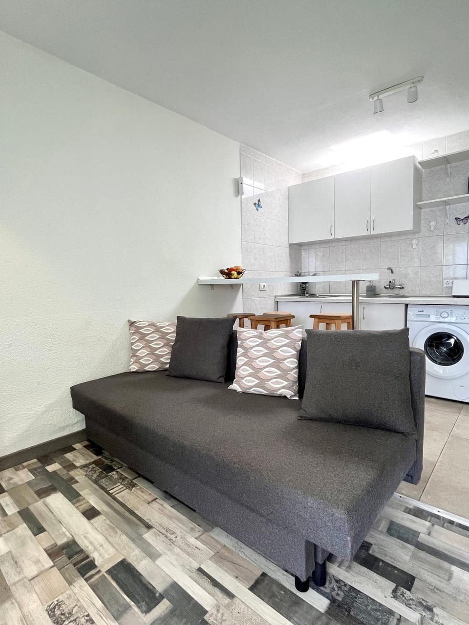 Photo of the whole room, kitchen