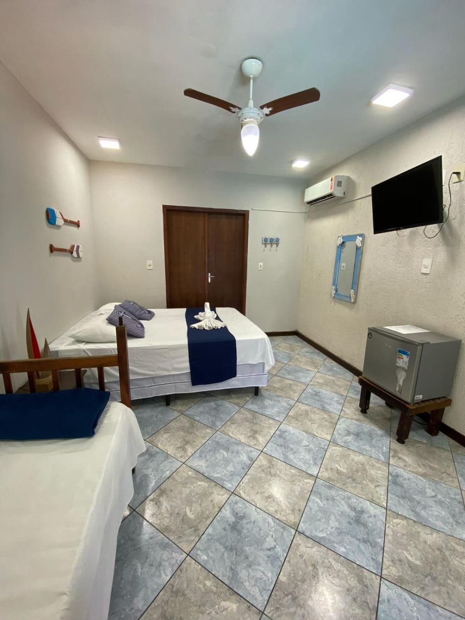 Bed, TV and multimedia, Photo of the whole room, Bedroom, towels