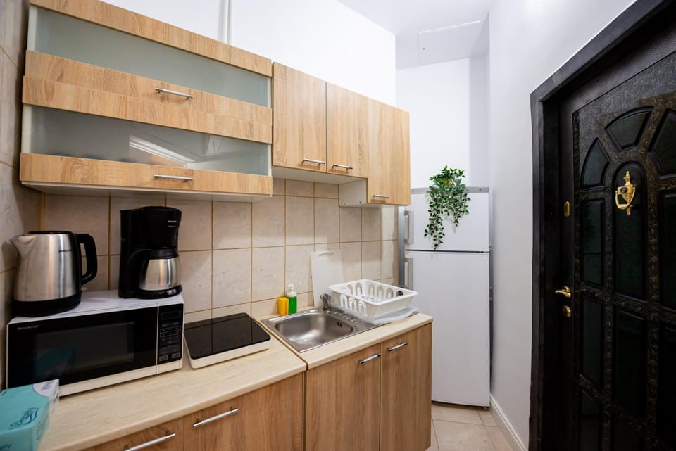 Coffee/tea facilities, Kitchen or kitchenette, stove