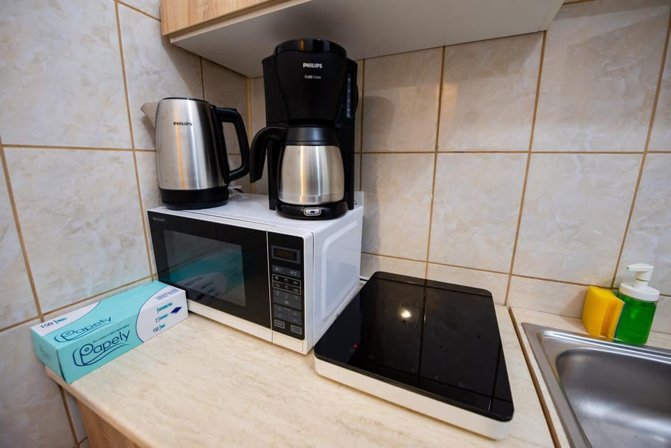 Coffee/tea facilities, Kitchen or kitchenette, stove