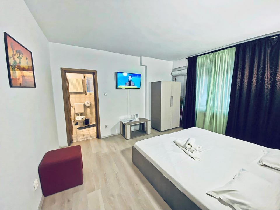 Bed, TV and multimedia, Photo of the whole room, Bedroom