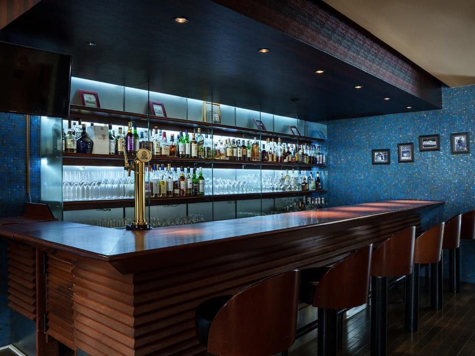 Restaurant/places to eat, Lounge or bar