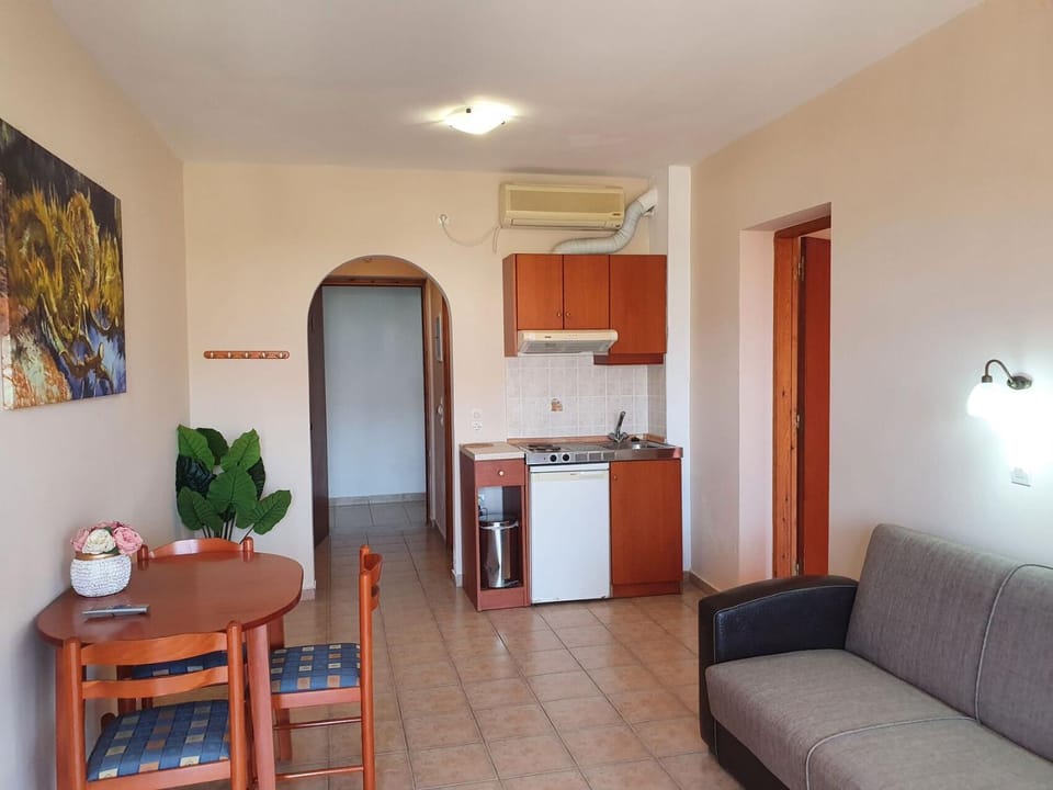 Kitchen or kitchenette, Dining area, stove