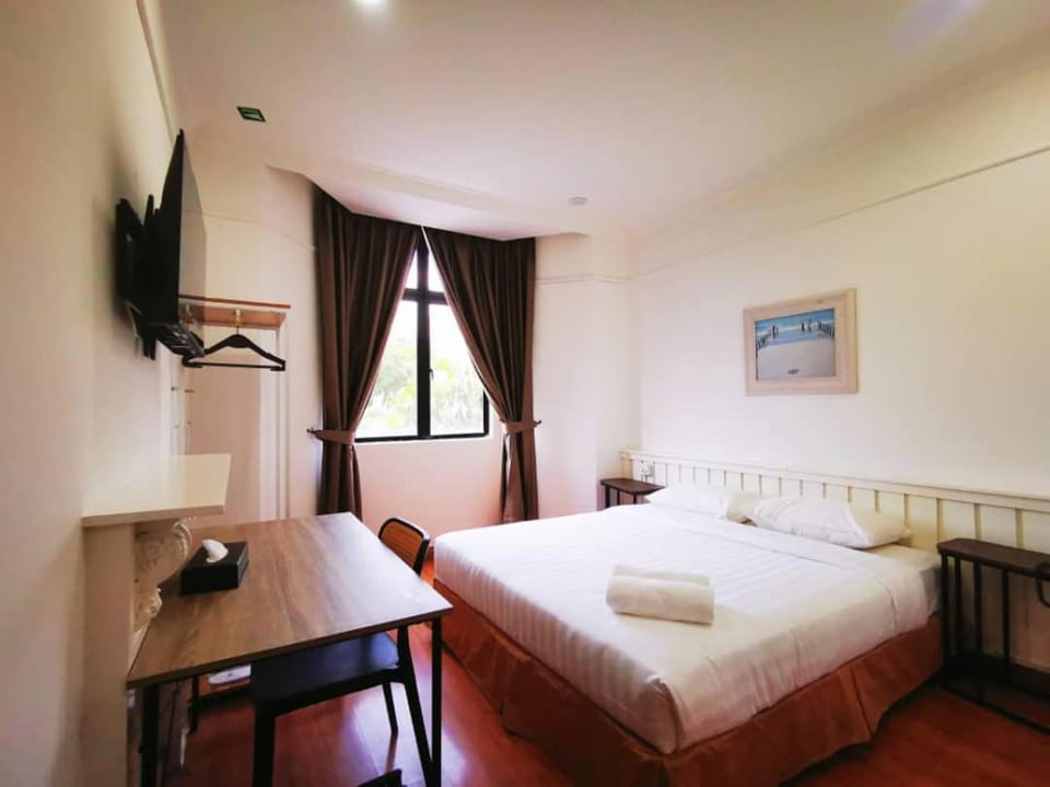 Bed, TV and multimedia, Bedroom