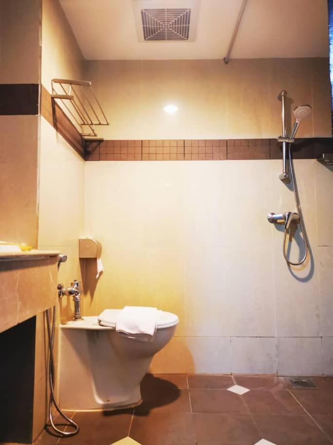 Shower, Toilet