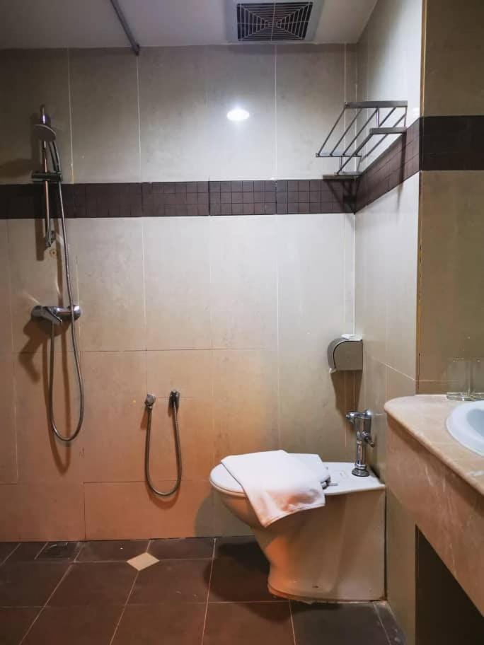 Shower, Toilet