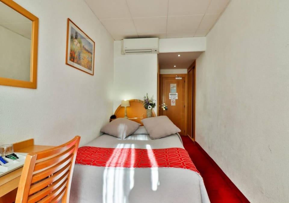 Photo of the whole room, air conditioner