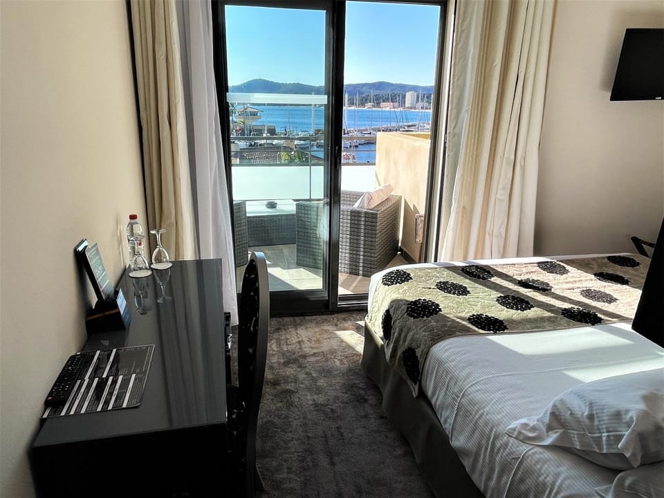 Balcony/Terrace, Photo of the whole room, Bedroom, Sea view