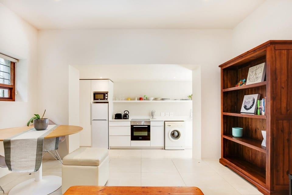TV and multimedia, Kitchen or kitchenette, Living room, Seating area, Dining area