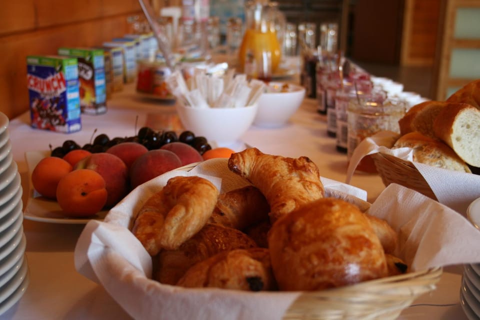 Restaurant/places to eat, Food and drinks, Buffet breakfast