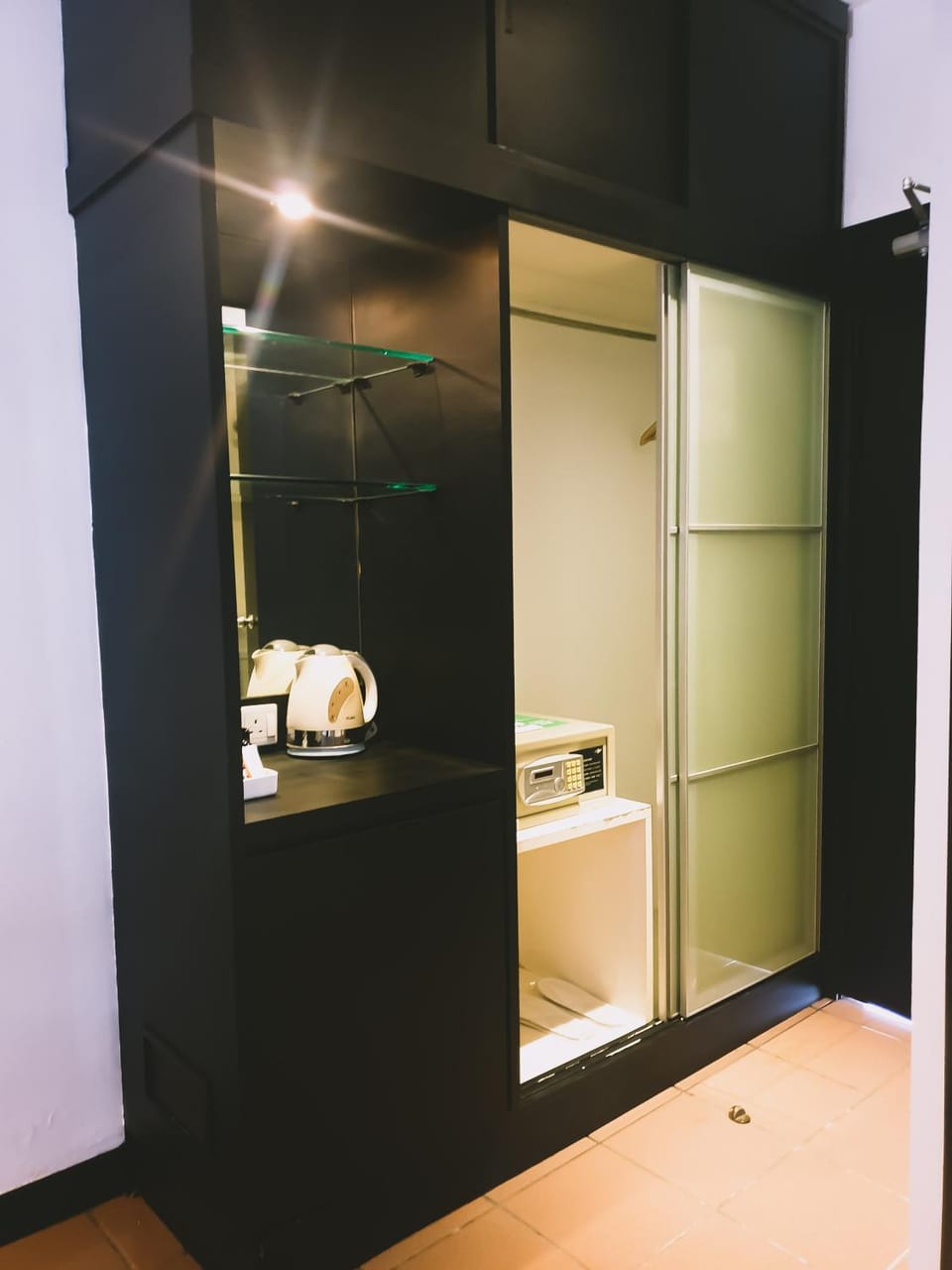 Coffee/tea facilities, safe, wardrobe