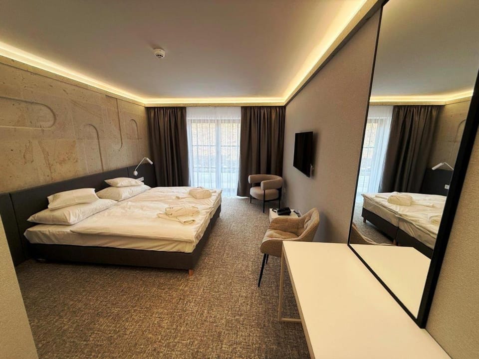 Bed, TV and multimedia, Photo of the whole room, Bedroom, wardrobe