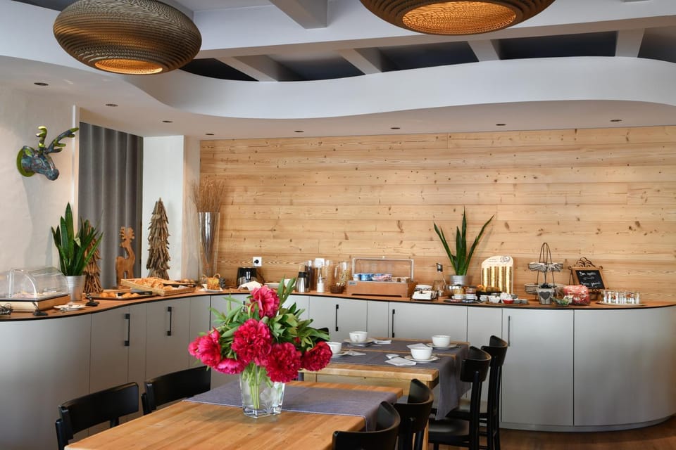 Restaurant/places to eat, Area and facilities, Continental breakfast