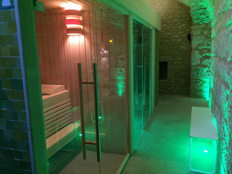 Hot Tub, Sauna, Spa and wellness centre/facilities