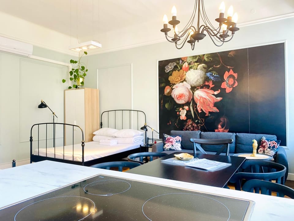 Bed, Living room, Photo of the whole room, Seating area, Bedroom