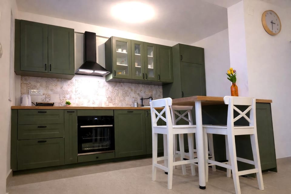 Kitchen or kitchenette, Dining area, dishwasher, stove