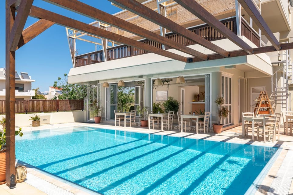 Property building, Restaurant/places to eat, Food and drinks, Swimming pool, Breakfast, Drinks