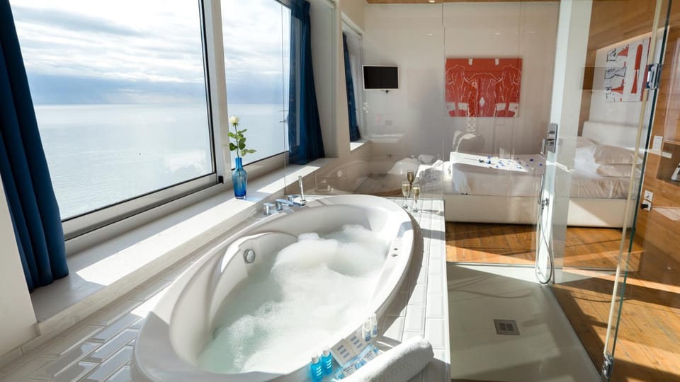 Bed, Hot Tub, Photo of the whole room, Bedroom, towels