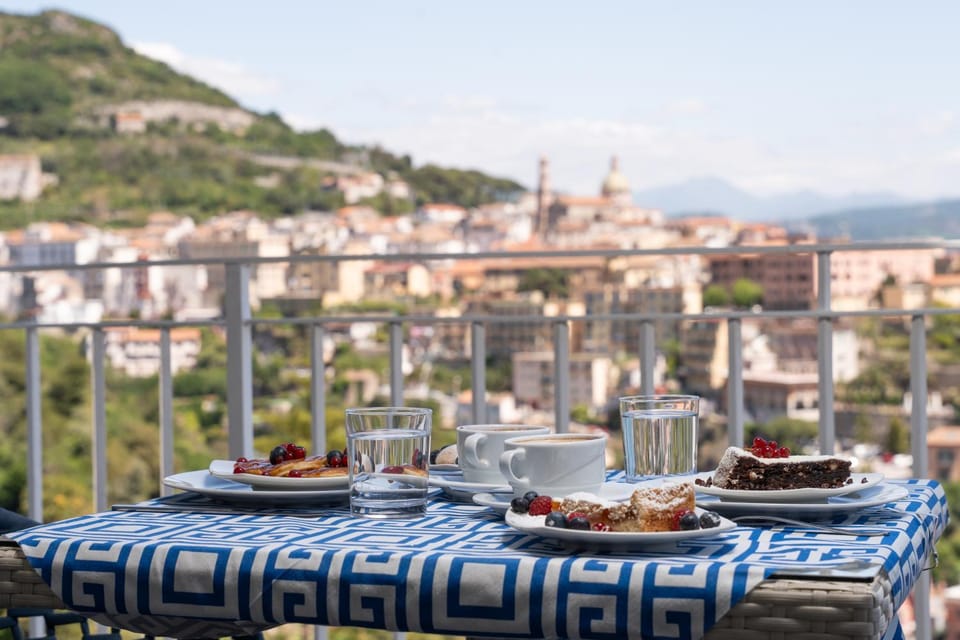 Natural landscape, View (from property/room), Balcony/Terrace, Food and drinks, Food, City view, Mountain view, American breakfast