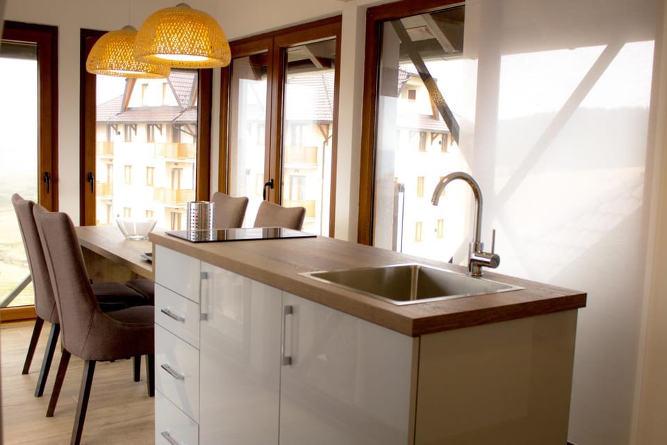 Kitchen or kitchenette, Pool view