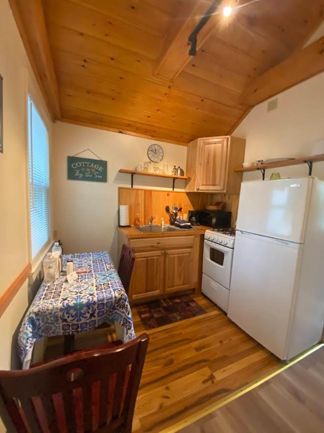 Pine Grove Cottages Campground/ 
RV Resort in Camden