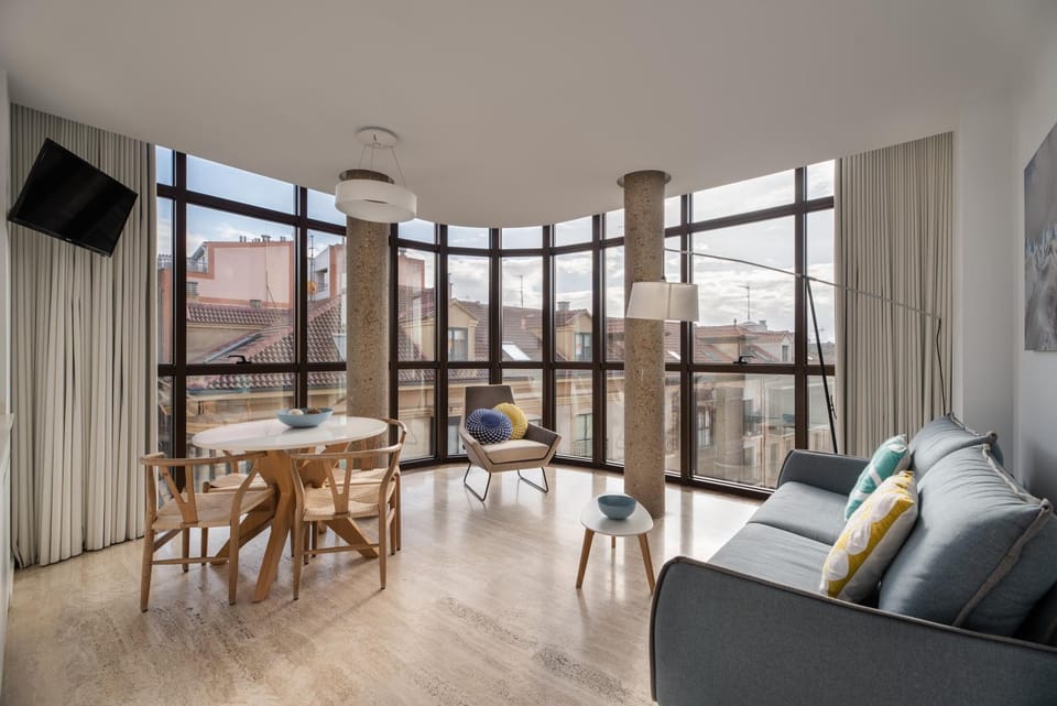 TV and multimedia, Living room, Seating area, Dining area