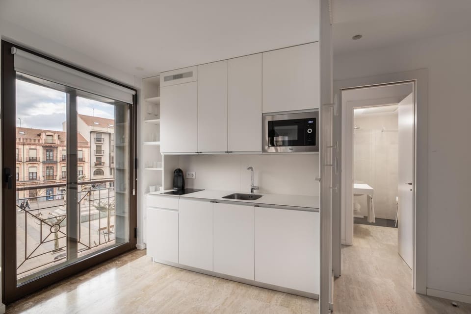 Kitchen or kitchenette, minibar