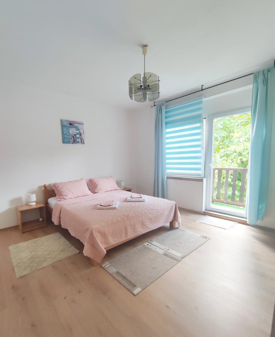 Photo of the whole room, Bedroom, towels