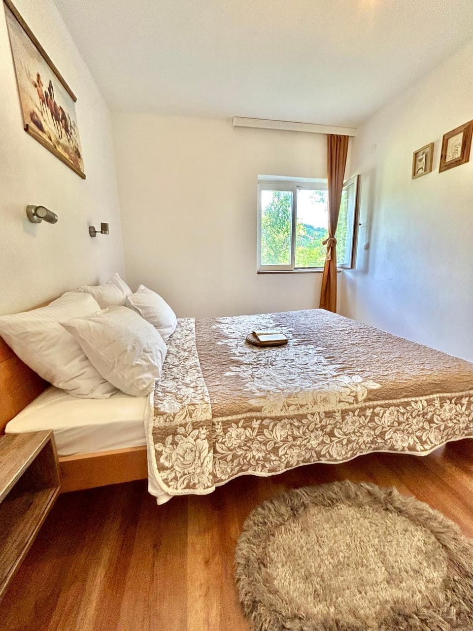 Bedroom, towels