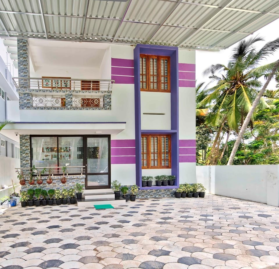 Rams Guest House with Kitchen Near Kochu Veli Railway station & Lulu Mall Bed and Breakfast in Thiruvananthapuram