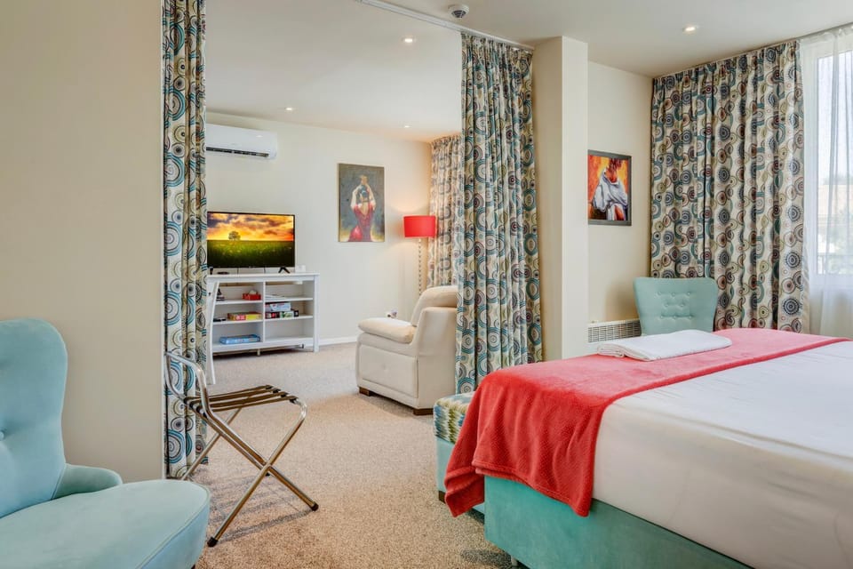 Bed, TV and multimedia, Living room, Bedroom