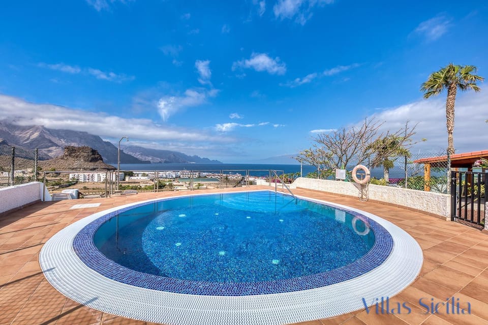 Mountain view, Sea view, Swimming pool