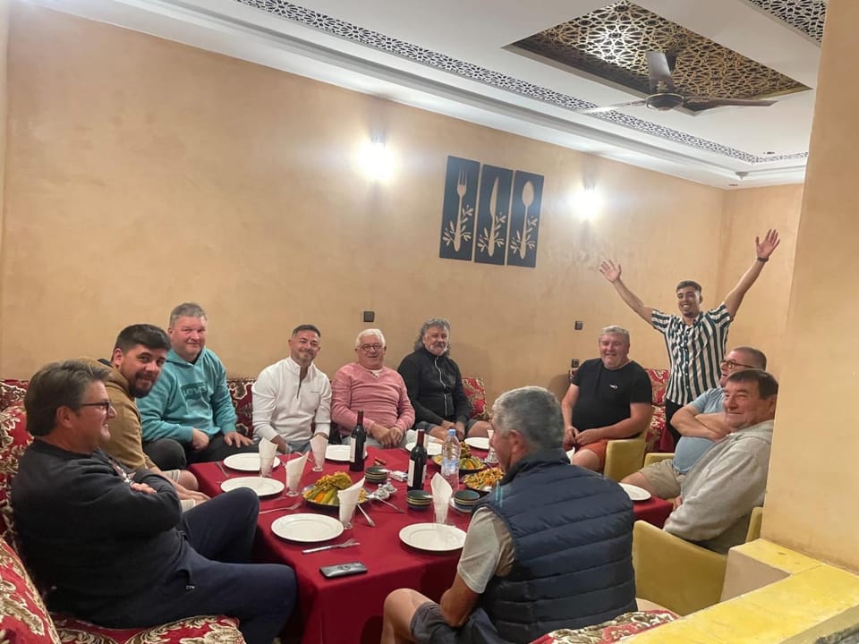 Restaurant/places to eat, group of guests