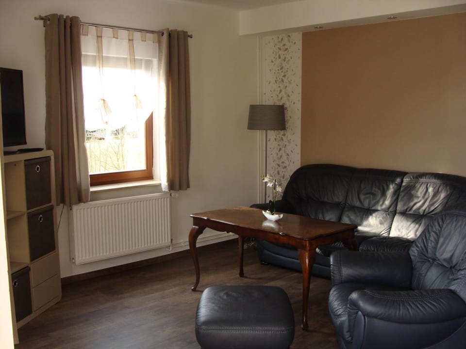 Photo of the whole room, Decorative detail