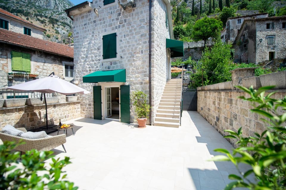 Patio, Facade/entrance