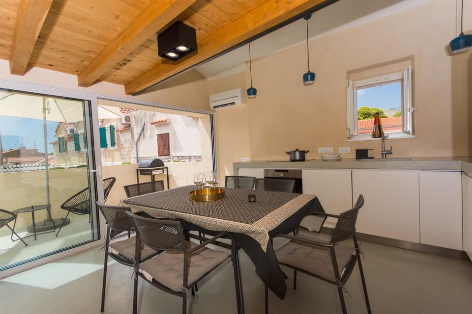 Kitchen or kitchenette, Seating area, Dining area