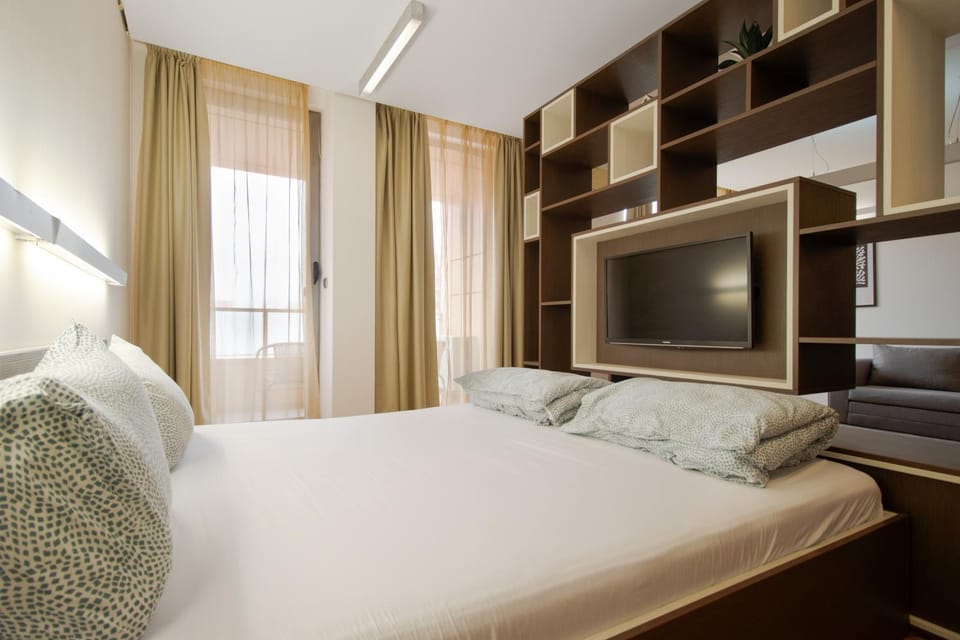 Bed, TV and multimedia, Bedroom