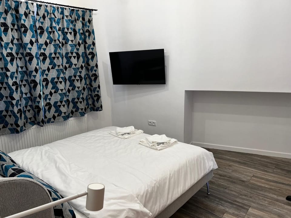 Bed, TV and multimedia, Photo of the whole room, Bedroom, towels