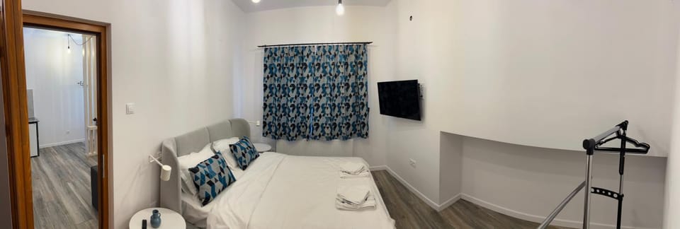 Bed, TV and multimedia, Photo of the whole room, Bedroom, towels