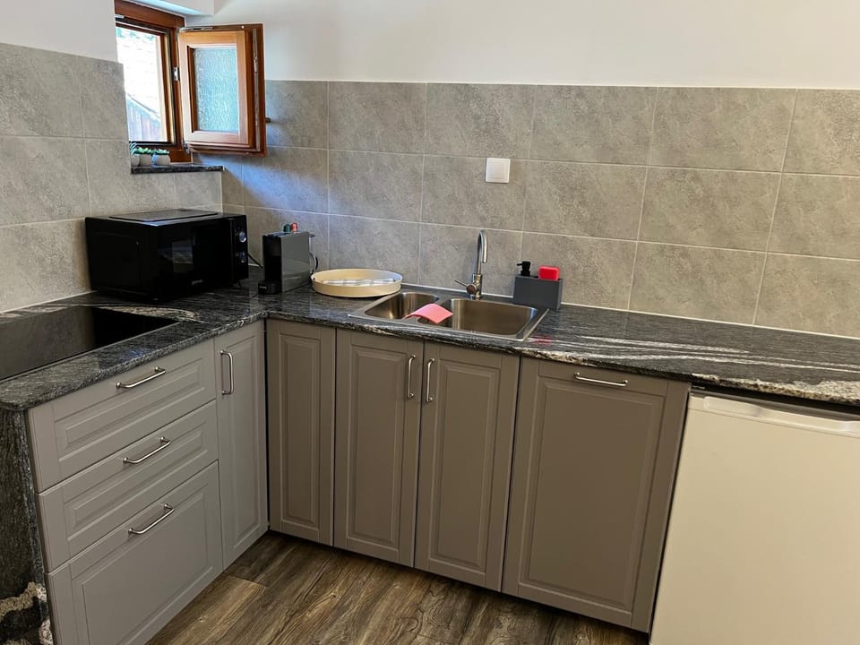 Coffee/tea facilities, Kitchen or kitchenette, dishwasher, microwave, stove