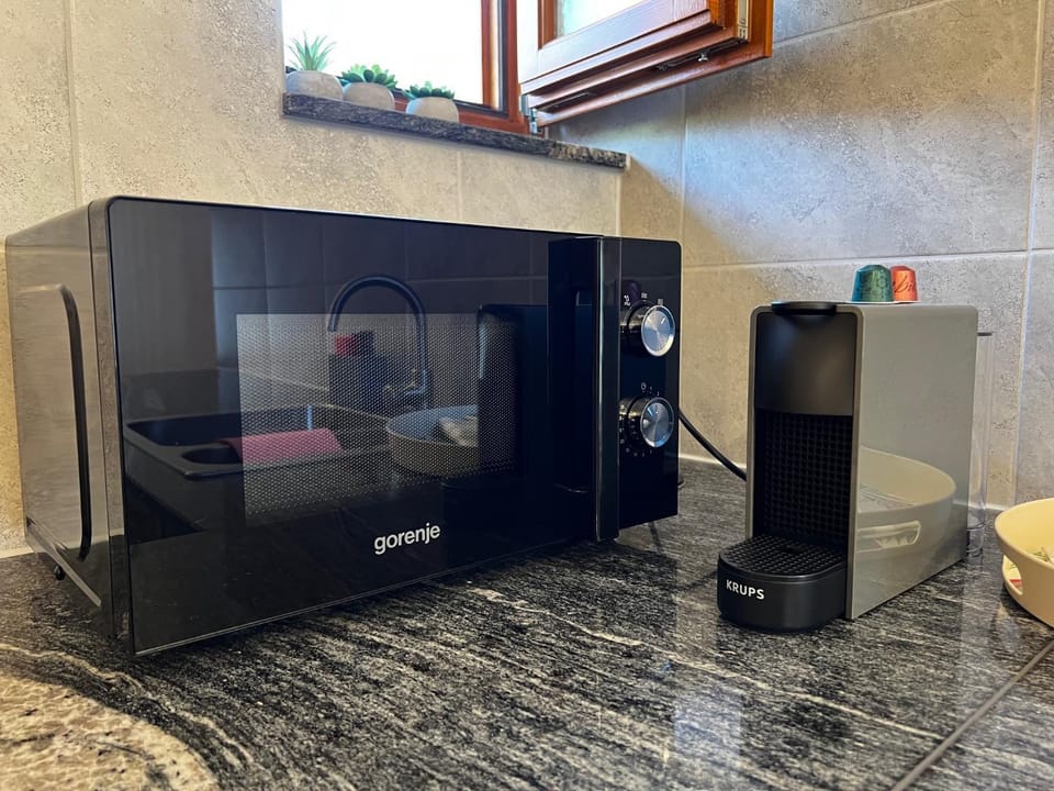 Coffee/tea facilities, microwave