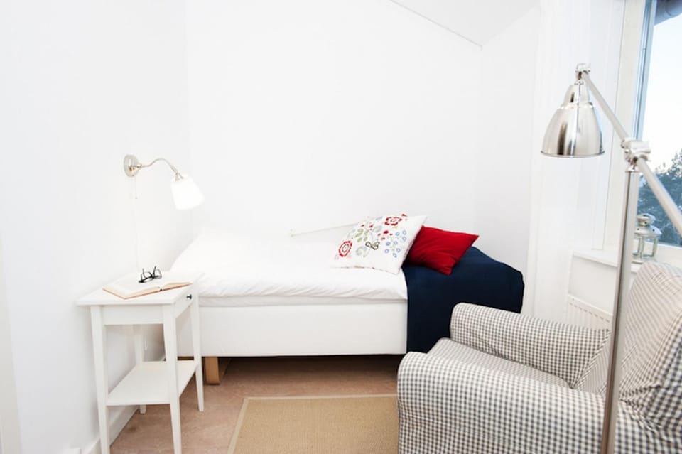 Bed, Photo of the whole room, Seating area, Bedroom
