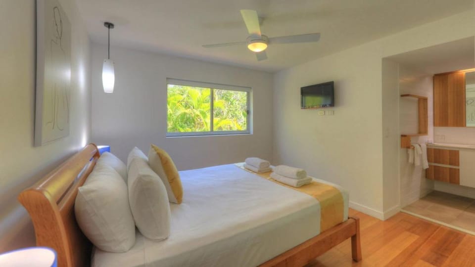 Maggies Beachfront Apartment 7 Apartment in Florence Bay