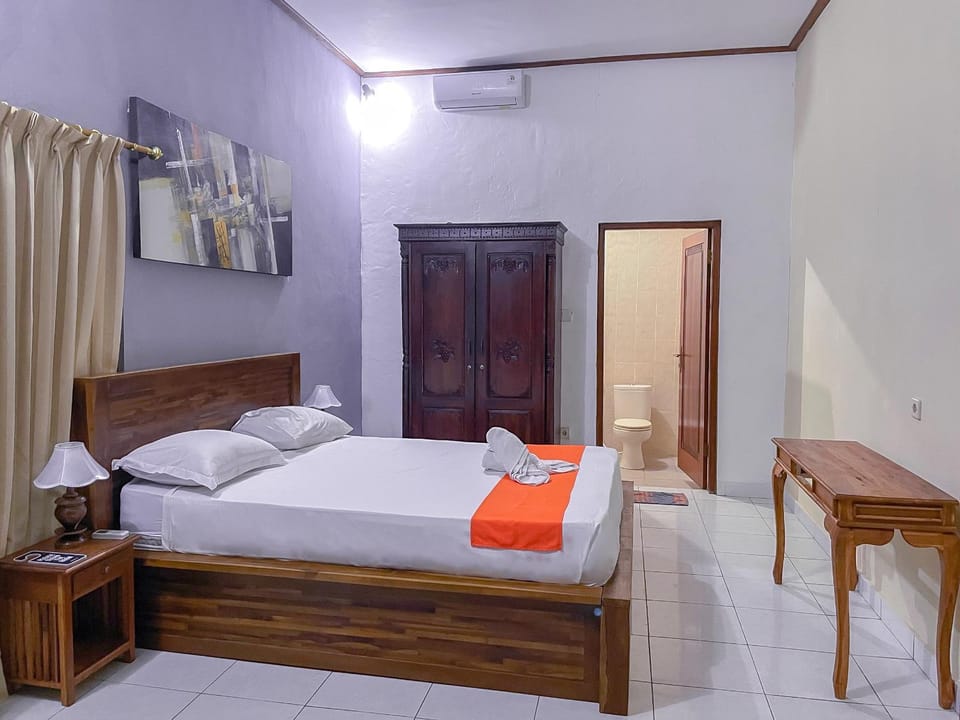 Bed, Bedroom, towels, wardrobe, air conditioner