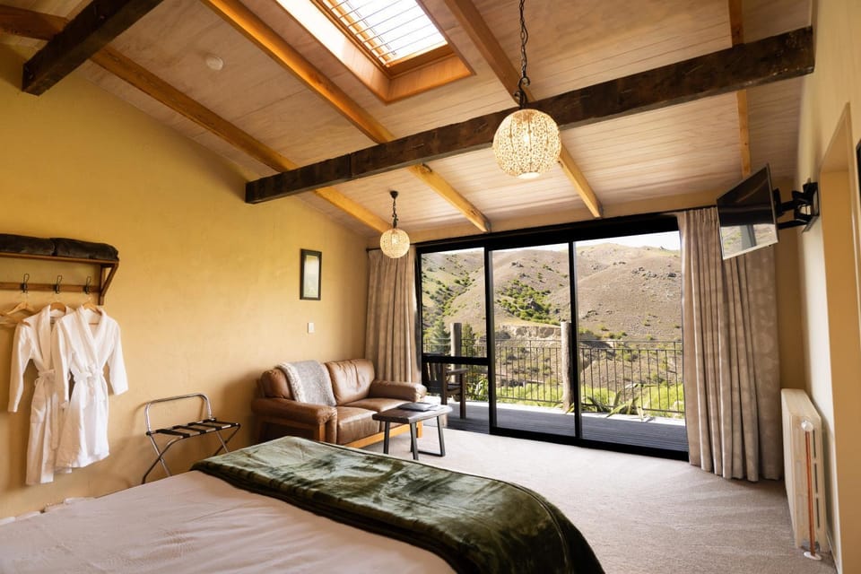 Bed, Seating area, Bedroom, Mountain view
