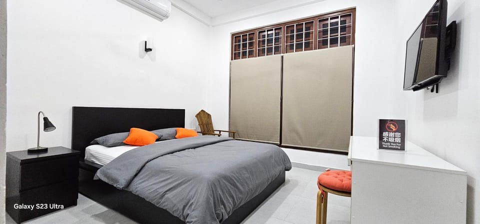 TV and multimedia, Photo of the whole room, Bedroom